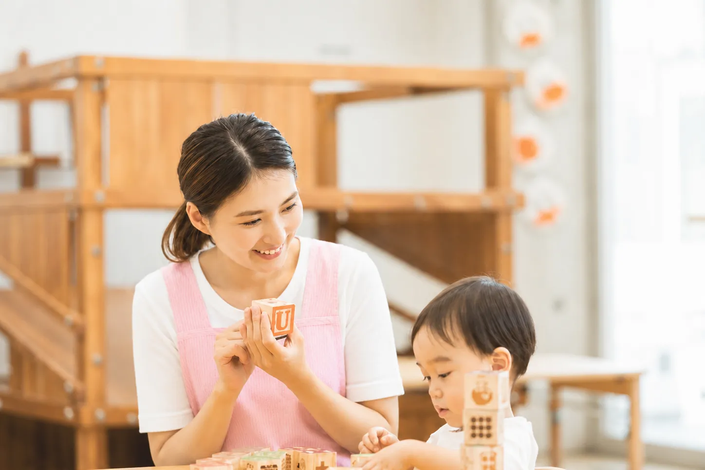 子どもと向き合う保育者