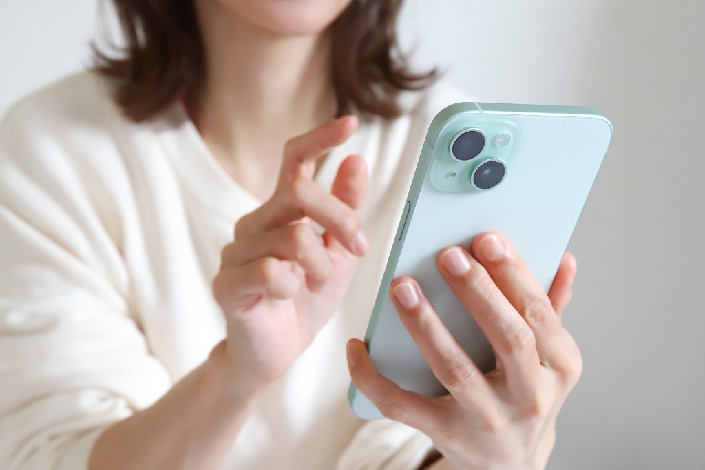 スマートフォンでLINE相談する女性